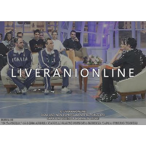 ROMA,16-3-2001\'IN FAMIGLIA\' RAI UNO- OSPITE DELLA TRASMISSIONE CONDOTTA DA TIBERIO TIMPERI E ROBERTA CAPUA, L\'OLIMPIONICO DI SIDNEY NELLA SEZIONE CIECHI, MAURO PORPORA ACCOMPAGNATO DA ANDREA CAMILLI SUO COLLABORATORE DURANTE LE GARE DI ATLETICA. AG ALDO LIVERANI SAS