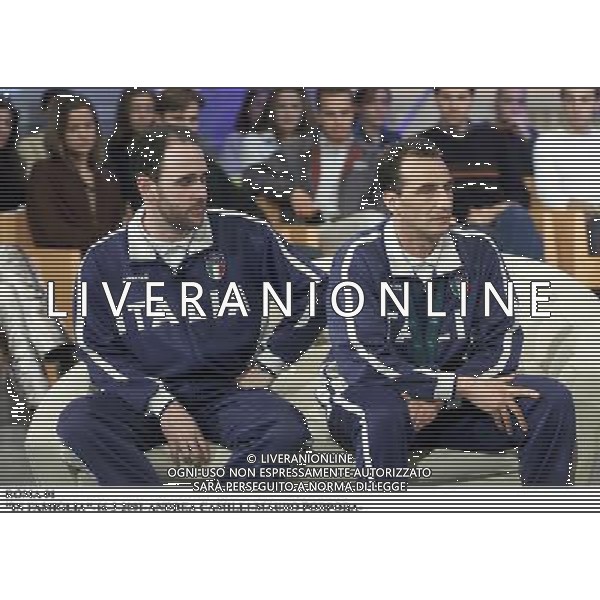 ROMA,16-3-2001\'IN FAMIGLIA\' RAI UNO- OSPITE DELLA TRASMISSIONE CONDOTTA DA TIBERIO TIMPERI E ROBERTA CAPUA, L\'OLIMPIONICO DI SIDNEY NELLA SEZIONE CIECHI, MAURO PORPORA ACCOMPAGNATO DA ANDREA CAMILLI SUO COLLABORATORE DURANTE LE GARE DI ATLETICA. AG ALDO LIVERANI SAS