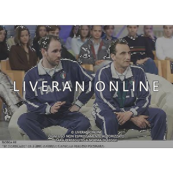 ROMA,16-3-2001\'IN FAMIGLIA\' RAI UNO- OSPITE DELLA TRASMISSIONE CONDOTTA DA TIBERIO TIMPERI E ROBERTA CAPUA, L\'OLIMPIONICO DI SIDNEY NELLA SEZIONE CIECHI, MAURO PORPORA ACCOMPAGNATO DA ANDREA CAMILLI SUO COLLABORATORE DURANTE LE GARE DI ATLETICA. AG ALDO LIVERANI SAS