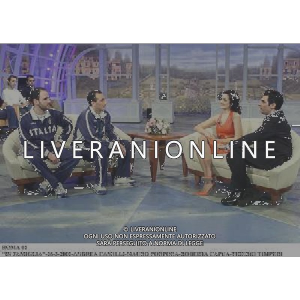 ROMA,16-3-2001\'IN FAMIGLIA\' RAI UNO- OSPITE DELLA TRASMISSIONE CONDOTTA DA TIBERIO TIMPERI E ROBERTA CAPUA, L\'OLIMPIONICO DI SIDNEY NELLA SEZIONE CIECHI, MAURO PORPORA ACCOMPAGNATO DA ANDREA CAMILLI SUO COLLABORATORE DURANTE LE GARE DI ATLETICA. AG ALDO LIVERANI SAS