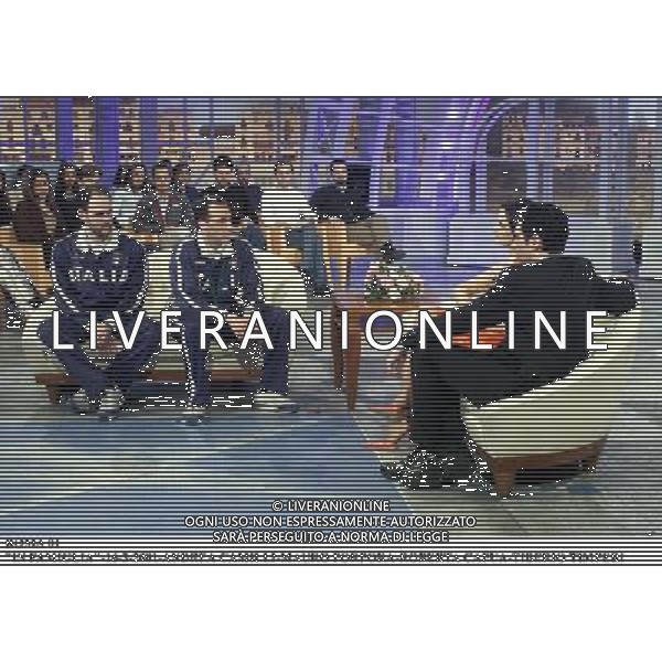 ROMA,16-3-2001\'IN FAMIGLIA\' RAI UNO- OSPITE DELLA TRASMISSIONE CONDOTTA DA TIBERIO TIMPERI E ROBERTA CAPUA, L\'OLIMPIONICO DI SIDNEY NELLA SEZIONE CIECHI, MAURO PORPORA ACCOMPAGNATO DA ANDREA CAMILLI SUO COLLABORATORE DURANTE LE GARE DI ATLETICA. AG ALDO LIVERANI SAS