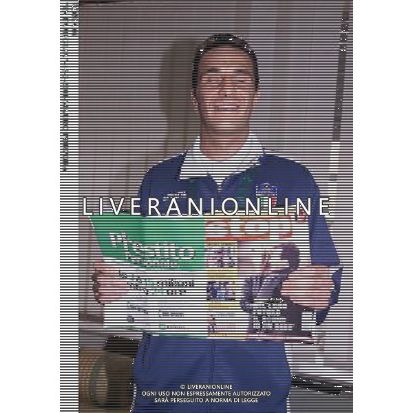 ROMA,16-3-2001\'IN FAMIGLIA\' RAI UNO- OSPITE DELLA TRASMISSIONE CONDOTTA DA TIBERIO TIMPERI E ROBERTA CAPUA, L\'OLIMPIONICO DI SIDNEY NELLA SEZIONE CIECHI, MAURO PORPORA ACCOMPAGNATO DA ANDREA CAMILLI SUO COLLABORATORE DURANTE LE GARE DI ATLETICA. AG ALDO LIVERANI SAS