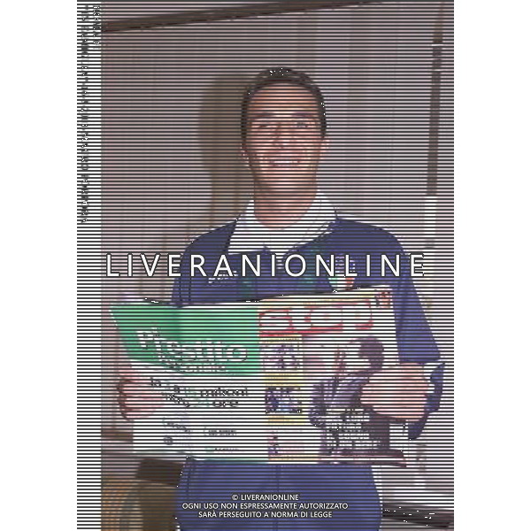 ROMA,16-3-2001\'IN FAMIGLIA\' RAI UNO- OSPITE DELLA TRASMISSIONE CONDOTTA DA TIBERIO TIMPERI E ROBERTA CAPUA, L\'OLIMPIONICO DI SIDNEY NELLA SEZIONE CIECHI, MAURO PORPORA ACCOMPAGNATO DA ANDREA CAMILLI SUO COLLABORATORE DURANTE LE GARE DI ATLETICA. AG ALDO LIVERANI SAS