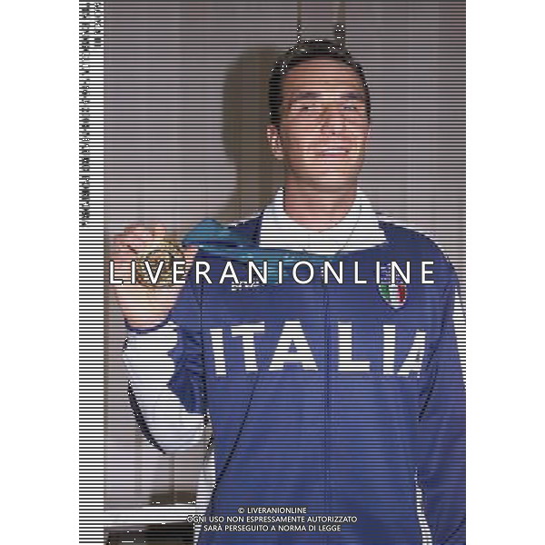 ROMA,16-3-2001\'IN FAMIGLIA\' RAI UNO- OSPITE DELLA TRASMISSIONE CONDOTTA DA TIBERIO TIMPERI E ROBERTA CAPUA, L\'OLIMPIONICO DI SIDNEY NELLA SEZIONE CIECHI, MAURO PORPORA ACCOMPAGNATO DA ANDREA CAMILLI SUO COLLABORATORE DURANTE LE GARE DI ATLETICA. AG ALDO LIVERANI SAS