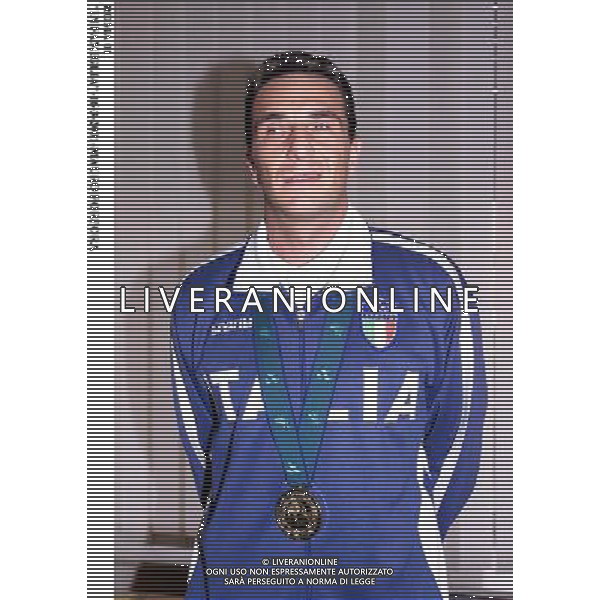 ROMA,16-3-2001\'IN FAMIGLIA\' RAI UNO- OSPITE DELLA TRASMISSIONE CONDOTTA DA TIBERIO TIMPERI E ROBERTA CAPUA, L\'OLIMPIONICO DI SIDNEY NELLA SEZIONE CIECHI, MAURO PORPORA ACCOMPAGNATO DA ANDREA CAMILLI SUO COLLABORATORE DURANTE LE GARE DI ATLETICA. AG ALDO LIVERANI SAS