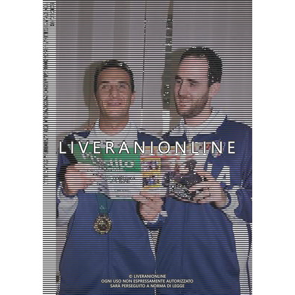 ROMA,16-3-2001\'IN FAMIGLIA\' RAI UNO- OSPITE DELLA TRASMISSIONE CONDOTTA DA TIBERIO TIMPERI E ROBERTA CAPUA, L\'OLIMPIONICO DI SIDNEY NELLA SEZIONE CIECHI, MAURO PORPORA ACCOMPAGNATO DA ANDREA CAMILLI SUO COLLABORATORE DURANTE LE GARE DI ATLETICA. AG ALDO LIVERANI SAS