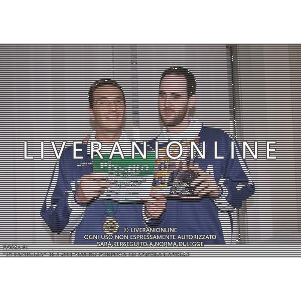 ROMA,16-3-2001\'IN FAMIGLIA\' RAI UNO- OSPITE DELLA TRASMISSIONE CONDOTTA DA TIBERIO TIMPERI E ROBERTA CAPUA, L\'OLIMPIONICO DI SIDNEY NELLA SEZIONE CIECHI, MAURO PORPORA ACCOMPAGNATO DA ANDREA CAMILLI SUO COLLABORATORE DURANTE LE GARE DI ATLETICA. AG ALDO LIVERANI SAS