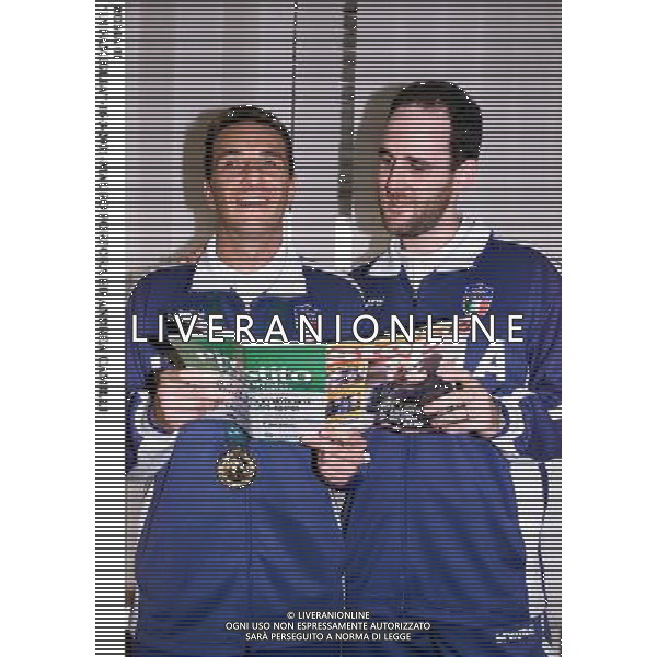 ROMA,16-3-2001\'IN FAMIGLIA\' RAI UNO- OSPITE DELLA TRASMISSIONE CONDOTTA DA TIBERIO TIMPERI E ROBERTA CAPUA, L\'OLIMPIONICO DI SIDNEY NELLA SEZIONE CIECHI, MAURO PORPORA ACCOMPAGNATO DA ANDREA CAMILLI SUO COLLABORATORE DURANTE LE GARE DI ATLETICA. AG ALDO LIVERANI SAS