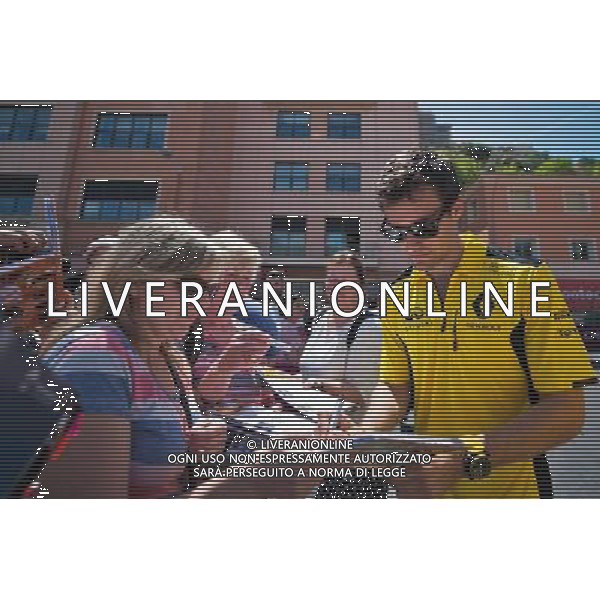 Jolyon Palmer (GBR) Renault Sport F1 Team signs autographs for the fans. 25.05.2016. Formula 1 World Championship, Rd 6, Monaco Grand Prix, Monte Carlo, Monaco, Preparation Day. 