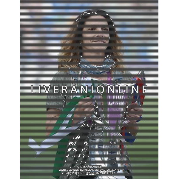UEFA Women\'s Champions League 2015/2016 Finale Reggio Emilia - 26.05.2016 Wolfsburg-Lione Nella Foto:la panico porta il trofeo in campo /Ph.Vitez-Ag. Aldo Liverani