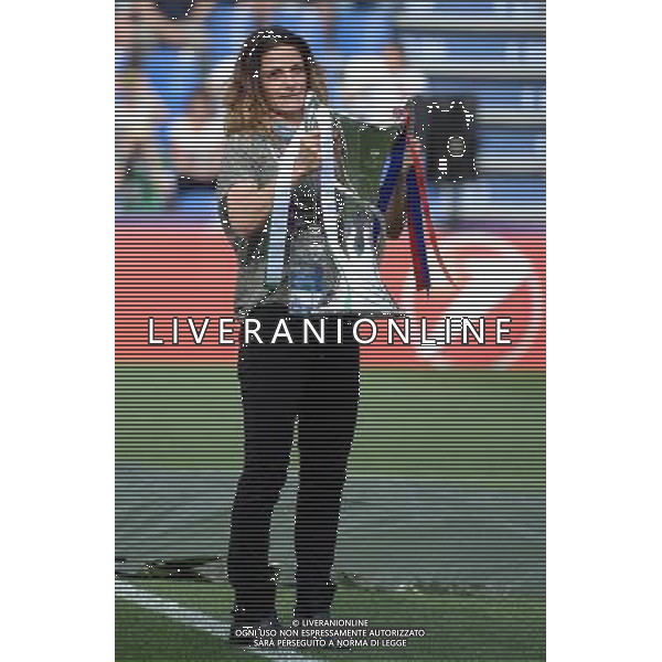 UEFA Women\'s Champions League 2015/2016 Finale Reggio Emilia - 26.05.2016 Wolfsburg-Lione Nella Foto:la panico porta il trofeo in campo /Ph.Vitez-Ag. Aldo Liverani