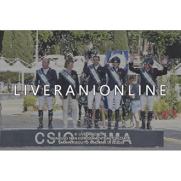 84 CSIO Roma Piazza di Siena - Roma 27.05.2016 - Furusiyya Fei Nations Cup - nella foto: da sx Michael Whitaker Diane Lampard Ben Maher Jessica Mendoza John Whitaker vincitori del Nations Cup / Ph. Corradetti - AGENZIA ALDO LIVERANI SAS