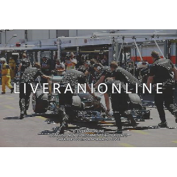 Lewis Hamilton (GBR) Mercedes AMG F1 W07 Hybrid is pushed back down the pit lane by mechanics during qualifying. 28.05.2016. Formula 1 World Championship, Rd 6, Monaco Grand Prix, Monte Carlo, Monaco, Qualifying Day. AG ALDO LIVERANI SAS ONLY ITALY 