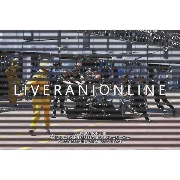 Lewis Hamilton (GBR) Mercedes AMG F1 W07 Hybrid is pushed back down the pit lane by mechanics during qualifying. 28.05.2016. Formula 1 World Championship, Rd 6, Monaco Grand Prix, Monte Carlo, Monaco, Qualifying Day. AG ALDO LIVERANI SAS ONLY ITALY 