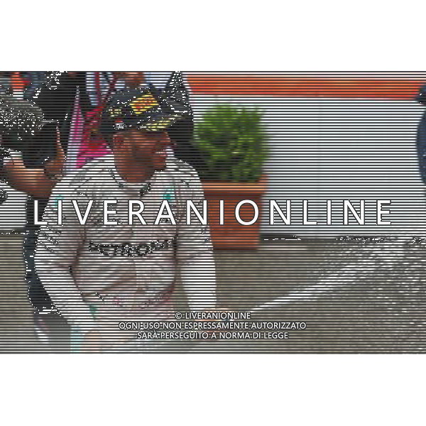 Race winner Lewis Hamilton (GBR) Mercedes AMG F1 celebrates with the champagne on the podium. 29.05.2015. Formula 1 World Championship, Rd 6, Monaco Grand Prix, Monte Carlo, Monaco, Race Day. AG ALDO LIVERANI SAS ONLY ITALY