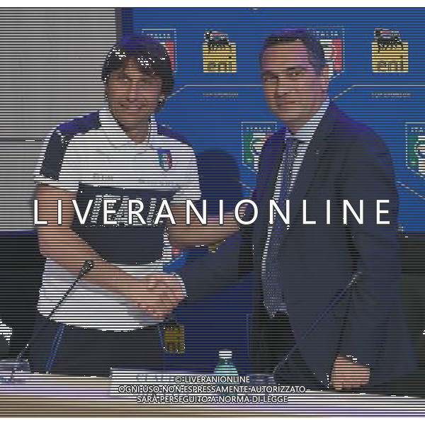 Raduno Nazionale Italiana Pre Europeo UEFA Francia 2016 Firenze - 01.06.2016 Conferenza Stampa Nella Foto:Conferenza stampa di presentazione di ENI come nuovo top sponsor della nazionale italiana: Antonio Conte con Claudio Granata Chief Services and Stakeholder Relations Ifficier di Eni /Ph.Vitez-Ag. Aldo Liverani