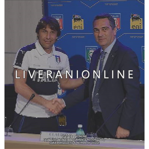 Raduno Nazionale Italiana Pre Europeo UEFA Francia 2016 Firenze - 01.06.2016 Conferenza Stampa Nella Foto:Conferenza stampa di presentazione di ENI come nuovo top sponsor della nazionale italiana: Antonio Conte con Claudio Granata Chief Services and Stakeholder Relations Ifficier di Eni /Ph.Vitez-Ag. Aldo Liverani