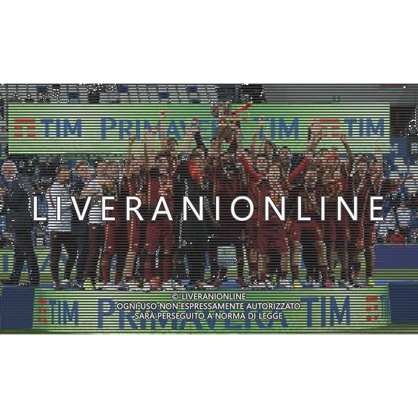 Campionato di Calcio Primavera TIM 2015/2016 \'Trofeo Giacinto Facchetti\' Finale Reggio Emilia - 04.06.2016 Roma-Juventus Nella Foto:capradossi elio alza la coppa premiazione /Ph.Vitez-Ag. Aldo Liverani
