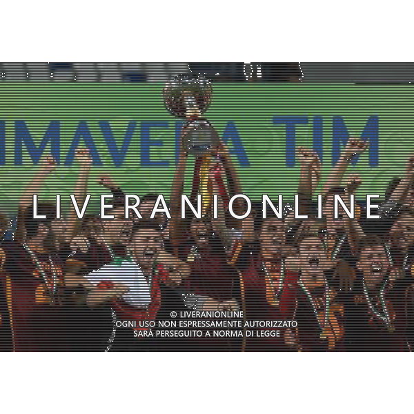 Campionato di Calcio Primavera TIM 2015/2016 \'Trofeo Giacinto Facchetti\' Finale Reggio Emilia - 04.06.2016 Roma-Juventus Nella Foto:capradossi elio alza la coppa premiazione /Ph.Vitez-Ag. Aldo Liverani