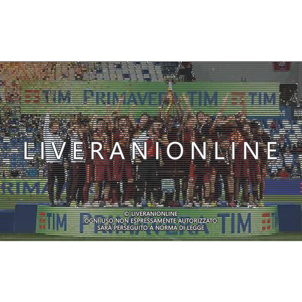Campionato di Calcio Primavera TIM 2015/2016 \'Trofeo Giacinto Facchetti\' Finale Reggio Emilia - 04.06.2016 Roma-Juventus Nella Foto:capradossi elio alza la coppa premiazione /Ph.Vitez-Ag. Aldo Liverani