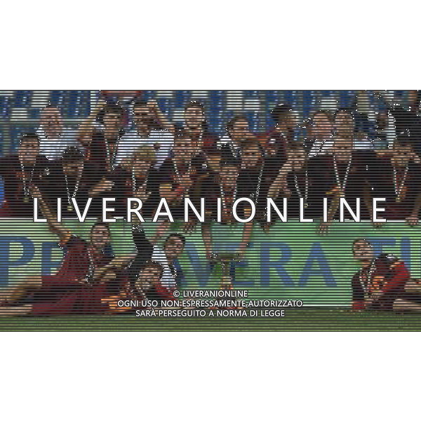 Campionato di Calcio Primavera TIM 2015/2016 \'Trofeo Giacinto Facchetti\' Finale Reggio Emilia - 04.06.2016 Roma-Juventus Nella Foto:foto di gruppo con la coppa /Ph.Vitez-Ag. Aldo Liverani