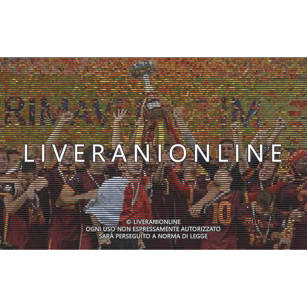 Campionato di Calcio Primavera TIM 2015/2016 \'Trofeo Giacinto Facchetti\' Finale Reggio Emilia - 04.06.2016 Roma-Juventus Nella Foto:capradossi elio alza la coppa premiazione /Ph.Vitez-Ag. Aldo Liverani