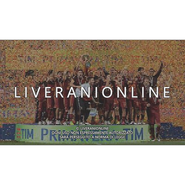 Campionato di Calcio Primavera TIM 2015/2016 \'Trofeo Giacinto Facchetti\' Finale Reggio Emilia - 04.06.2016 Roma-Juventus Nella Foto:capradossi elio alza la coppa premiazione /Ph.Vitez-Ag. Aldo Liverani