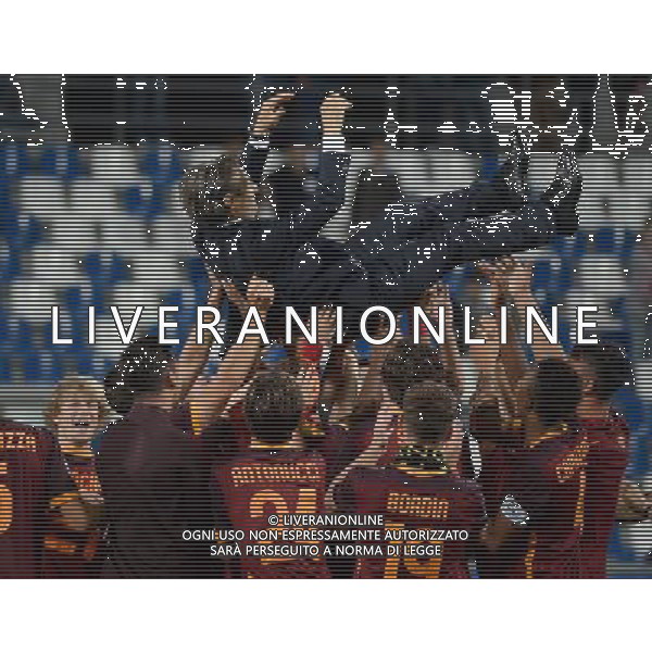 Campionato di Calcio Primavera TIM 2015/2016 \'Trofeo Giacinto Facchetti\' Finale Reggio Emilia - 04.06.2016 Roma-Juventus Nella Foto:alberto de rossi festeggiato dai giocatori /Ph.Vitez-Ag. Aldo Liverani