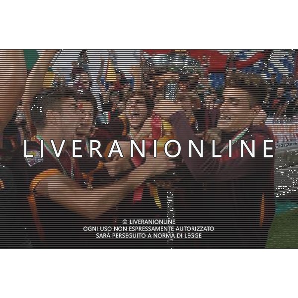 Campionato di Calcio Primavera TIM 2015/2016 \'Trofeo Giacinto Facchetti\' Finale Reggio Emilia - 04.06.2016 Roma-Juventus Nella Foto:i giocatori della roma festeggiano con la coppa /Ph.Vitez-Ag. Aldo Liverani