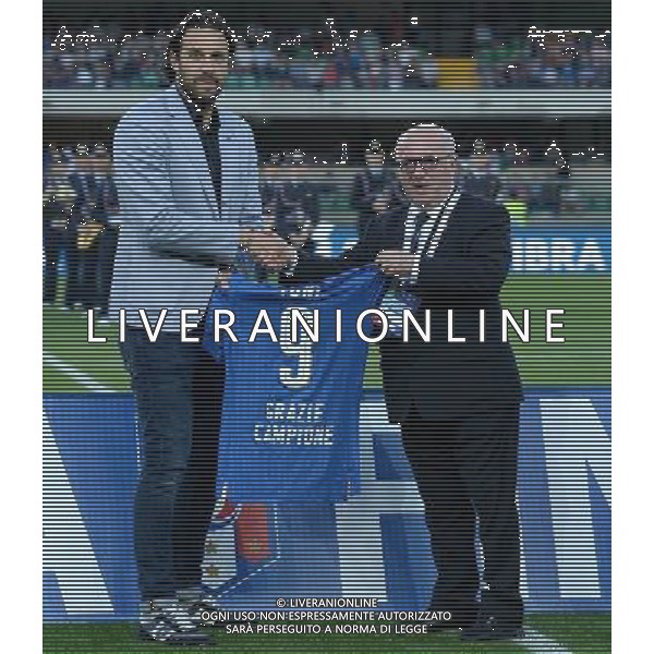 Amichevole in preparazione agli Europei Francia 2016 Verona - 06.06.2016 Italia-Finlandia Nella Foto: luca Toni premiato da carlo tavecchio /Ph.Vitez-Ag. Aldo Liverani
