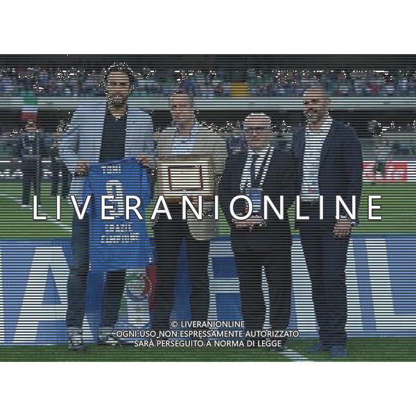 Amichevole in preparazione agli Europei Francia 2016 Verona - 06.06.2016 Italia-Finlandia Nella Foto: luca Toni premiato da carlo tavecchio e Flavio Tosi /Ph.Vitez-Ag. Aldo Liverani