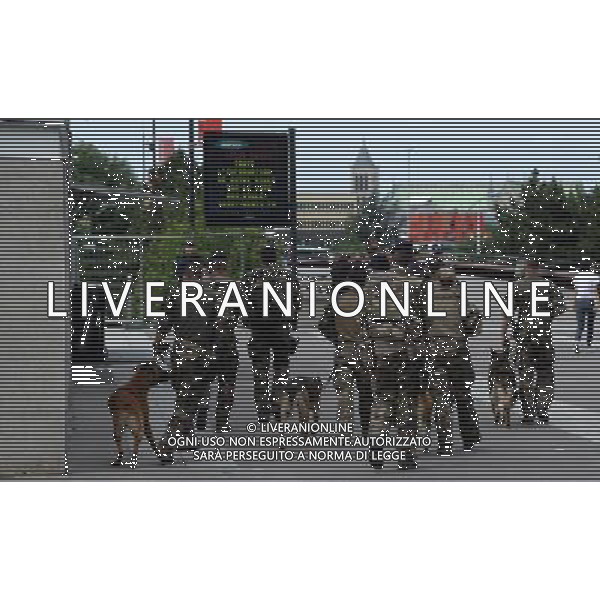 UEFA Francia EURO 2016 Final Tournament Group Stage A Parigi - 10.06.2016 Francia-Romania Nella Foto: Esterno dello stadio Stade de France Saint Denis prima della partita inaugurale - Controlli sicurezza da parte della Polizia e dell\'esercito con l\'ausilio dei cani /Ph.Vitez-Ag. Aldo Liverani