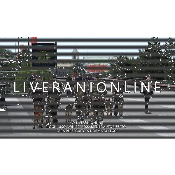 UEFA Francia EURO 2016 Final Tournament Group Stage A Parigi - 10.06.2016 Francia-Romania Nella Foto: Esterno dello stadio Stade de France Saint Denis prima della partita inaugurale - Controlli sicurezza da parte della Polizia e dell\'esercito con l\'ausilio dei cani /Ph.Vitez-Ag. Aldo Liverani