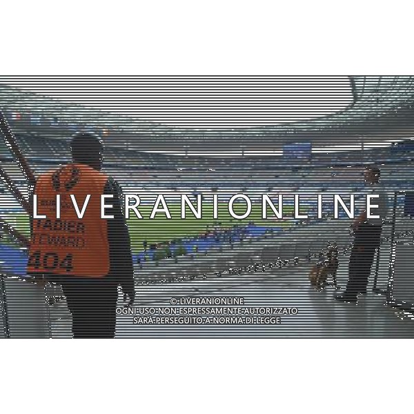 UEFA Francia EURO 2016 Final Tournament Group Stage A Parigi - 10.06.2016 Francia-Romania Nella Foto: veduta interna dello stadio Stade de France Saint Denis prima della partita inaugurale - Controlli sicurezza da parte della Polizia e Steward con l\'ausilio dei cani /Ph.Vitez-Ag. Aldo Liverani