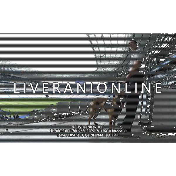 UEFA Francia EURO 2016 Final Tournament Group Stage A Parigi - 10.06.2016 Francia-Romania Nella Foto: veduta interna dello stadio Stade de France Saint Denis prima della partita inaugurale - Controlli sicurezza da parte della Polizia e Steward con l\'ausilio dei cani /Ph.Vitez-Ag. Aldo Liverani