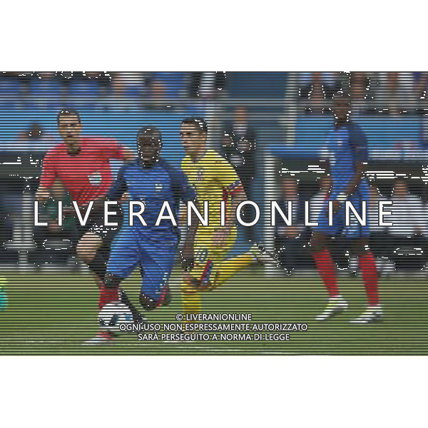 SAINT-DENIS 10.06.2016 MECZ I RUNDA GRUPA A MISTRZOSTW EUROPY 2016: FRANCJA - RUMUNIA --- FIRST ROUND GROUP A UEFA EURO 2016 MATCH: FRANCE - ROMANIA N GOLO KANTE NICOLAE STANCIU FOT. PIOTR KUCZA/NEWSPIX.PL Newspix.pl/ AGENZIA ALDO LIVERANI SAS - ITALY ONLY EDITORIAL USE ONLY - Francia - Romania UEFA Francia EURO 2016 Final Tournament Group Stage A Parigi - 10.06.2016