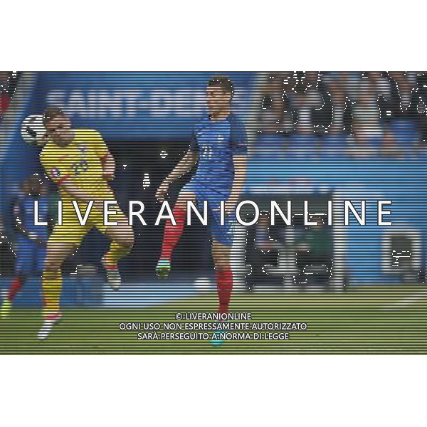 SAINT-DENIS 10.06.2016 MECZ I RUNDA GRUPA A MISTRZOSTW EUROPY 2016: FRANCJA - RUMUNIA --- FIRST ROUND GROUP A UEFA EURO 2016 MATCH: FRANCE - ROMANIA ADRIAN POPA LAURENT KOSCIELNY FOT. PIOTR KUCZA/NEWSPIX.PL Newspix.pl/ AGENZIA ALDO LIVERANI SAS - ITALY ONLY EDITORIAL USE ONLY - Francia - Romania UEFA Francia EURO 2016 Final Tournament Group Stage A Parigi - 10.06.2016