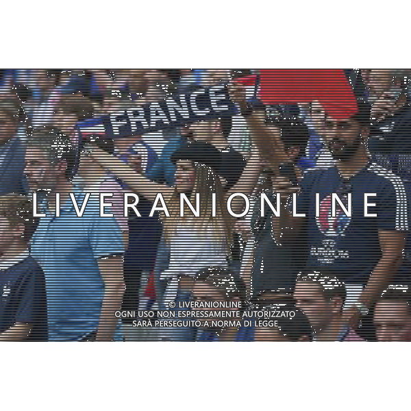 SAINT-DENIS 10.06.2016 MECZ I RUNDA GRUPA A MISTRZOSTW EUROPY 2016: FRANCJA - RUMUNIA --- FIRST ROUND GROUP A UEFA EURO 2016 MATCH: FRANCE - ROMANIA KIBICE FRANCJI - TIFOSI FRANCIA FOT. PIOTR KUCZA/NEWSPIX.PL Newspix.pl/ AGENZIA ALDO LIVERANI SAS - ITALY ONLY EDITORIAL USE ONLY - Francia - Romania UEFA Francia EURO 2016 Final Tournament Group Stage A Parigi - 10.06.2016