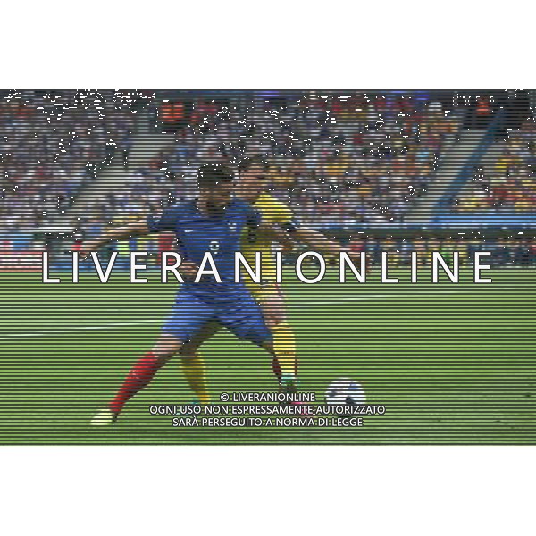 SAINT-DENIS 10.06.2016 MECZ I RUNDA GRUPA A MISTRZOSTW EUROPY 2016: FRANCJA - RUMUNIA --- FIRST ROUND GROUP A UEFA EURO 2016 MATCH: FRANCE - ROMANIA OLIVIER GIROUD VLAD CHIRICHES FOT. PIOTR KUCZA/NEWSPIX.PL Newspix.pl/ AGENZIA ALDO LIVERANI SAS - ITALY ONLY EDITORIAL USE ONLY - Francia - Romania UEFA Francia EURO 2016 Final Tournament Group Stage A Parigi - 10.06.2016