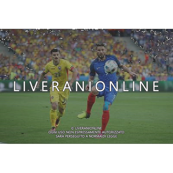 SAINT-DENIS 10.06.2016 MECZ I RUNDA GRUPA A MISTRZOSTW EUROPY 2016: FRANCJA - RUMUNIA --- FIRST ROUND GROUP A UEFA EURO 2016 MATCH: FRANCE - ROMANIA CRISTIAN SAPUNARU OLIVIER GIROUD FOT. PIOTR KUCZA/NEWSPIX.PL Newspix.pl/ AGENZIA ALDO LIVERANI SAS - ITALY ONLY EDITORIAL USE ONLY - Francia - Romania UEFA Francia EURO 2016 Final Tournament Group Stage A Parigi - 10.06.2016