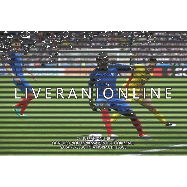 SAINT-DENIS 10.06.2016 MECZ I RUNDA GRUPA A MISTRZOSTW EUROPY 2016: FRANCJA - RUMUNIA --- FIRST ROUND GROUP A UEFA EURO 2016 MATCH: FRANCE - ROMANIA N\'GOLO KANTE FLORIN ANDONE FOT. PIOTR KUCZA/NEWSPIX.PL Newspix.pl/ AGENZIA ALDO LIVERANI SAS - ITALY ONLY EDITORIAL USE ONLY - Francia - Romania UEFA Francia EURO 2016 Final Tournament Group Stage A Parigi - 10.06.2016