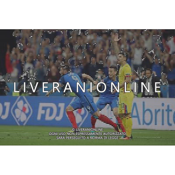 SAINT-DENIS 10.06.2016 MECZ I RUNDA GRUPA A MISTRZOSTW EUROPY 2016: FRANCJA - RUMUNIA --- FIRST ROUND GROUP A UEFA EURO 2016 MATCH: FRANCE - ROMANIA ESULTANZA DOPO IL GOL DI OLIVIER GIROUD LAURENT KOSCIELNY CRISTIAN SAPUNARU FOT. PIOTR KUCZA/NEWSPIX.PL Newspix.pl/ AGENZIA ALDO LIVERANI SAS - ITALY ONLY EDITORIAL USE ONLY - Francia - Romania UEFA Francia EURO 2016 Final Tournament Group Stage A Parigi - 10.06.2016