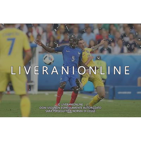 PARYZ 10.06.2016 MECZ I RUNDA GRUPA A MISTRZOSTW EUROPY 2016: FRANCJA - RUMUNIA --- FIRST ROUND GROUP A UEFA EURO 2016 MATCH IN PARIS: FRANCE - ROMANIA N GOLO KANTE NICOLAE STANCIU FOT. PIOTR KUCZA/NEWSPIX.PL Newspix.pl/ AGENZIA ALDO LIVERANI SAS - ITALY ONLY EDITORIAL USE ONLY - Francia - Romania UEFA Francia EURO 2016 Final Tournament Group Stage A Parigi - 10.06.2016