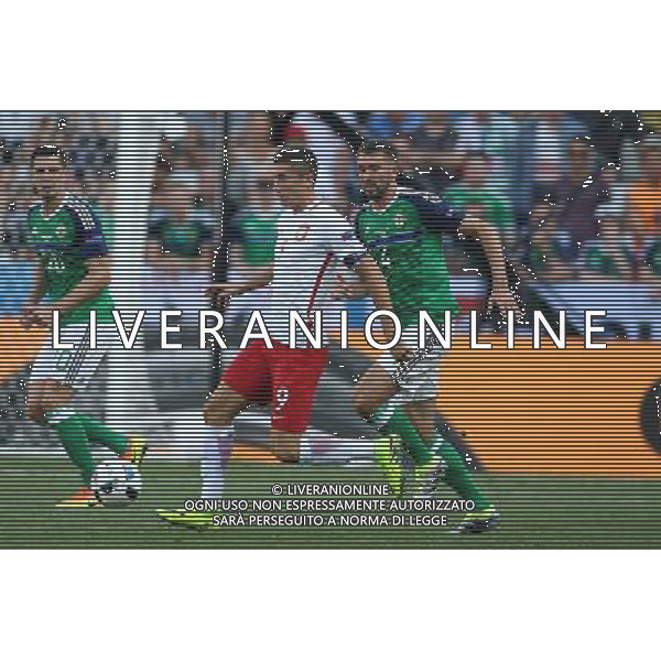 12.06.2016 NICEA, FRANCJA (NICE, FRANCE) PILKA NOZNA (FOOTBALL) UEFA EURO 2016 MISTRZOSTWA EUROPY W PILCE NOZNEJ (UEFA EURO 2016) GRUPA C (GROUP C) MECZ POLSKA - IRLANDIA POLNOCNA (GAME POLAND - NORTHERN IRELAND) NZ ROBERT LEWANDOWSKI, GARETH MCAULEY FOTO LUKASZ GROCHALA/CYFRASPORT / NEWSPIX.PL --- Newspix.pl / AGENZIA ALDO LIVERANI SAS - ITALY ONLY EDITORIAL USE ONLY / AGENZIA ALDO LIVERANI SAS - ITALY ONLY EDITORIAL USE ONLY - Polonia - Irlanda del Nord UEFA Francia EURO 2016 Final Tournament Group Stage C Nizza - 12.06.2016