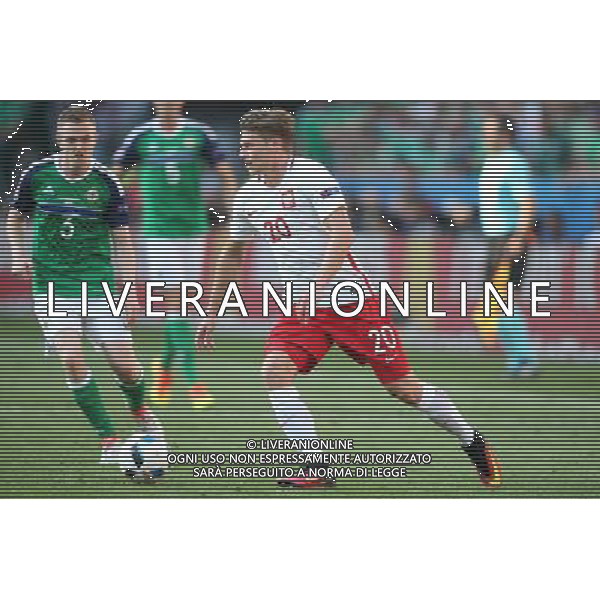 NICEA 12.06.2016 MECZ I RUNDA GRUPA C MISTRZOSTW EUROPY 2016: POLSKA - IRLANDIA POLNOCNA --- FIRST ROUND GROUP C UEFA EURO 2016 MATCH IN NICE: POLAND - NORTHERN IRELAND SHANE FERGUSON LUKASZ PISZCZEK FOT. PIOTR KUCZA/NEWSPIX.PL --- Newspix.pl / AGENZIA ALDO LIVERANI SAS - ITALY ONLY EDITORIAL USE ONLY - Polonia - Irlanda del Nord UEFA Francia EURO 2016 Final Tournament Group Stage C Nizza - 12.06.2016