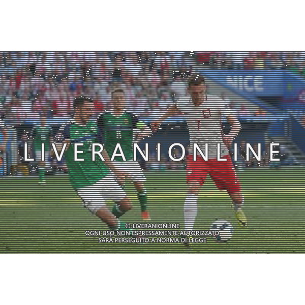 NICEA 12.06.2016 MECZ I RUNDA GRUPA C MISTRZOSTW EUROPY 2016: POLSKA - IRLANDIA POLNOCNA --- FIRST ROUND GROUP C UEFA EURO 2016 MATCH IN NICE: POLAND - NORTHERN IRELAND CONOR MCLAUGHLIN ARKADIUSZ MILIK FOT. PIOTR KUCZA/NEWSPIX.PL --- Newspix.pl / AGENZIA ALDO LIVERANI SAS - ITALY ONLY EDITORIAL USE ONLY - Polonia - Irlanda del Nord UEFA Francia EURO 2016 Final Tournament Group Stage C Nizza - 12.06.2016