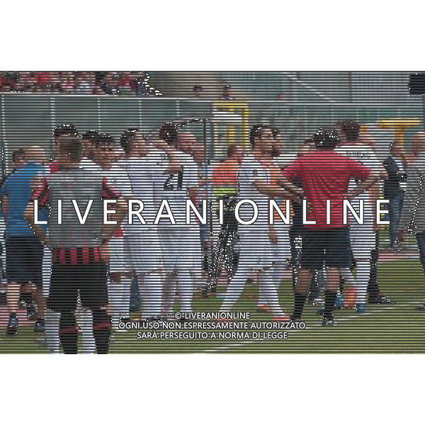 FOGGIA, PISA FINALE RITORNO PLAY OFF 12-06-2016 NELLA FOTO: SOSPENSIONE DELLA PARTITA E LANCIO DI OGGETTI CON INVASIONE DI CAMPO DEI TIFOSI FOTO MOSCA- AG LIVERANI