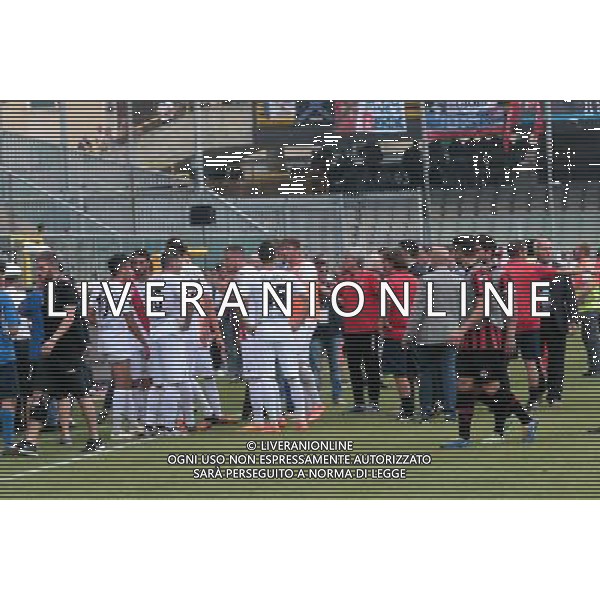 FOGGIA, PISA FINALE RITORNO PLAY OFF 12-06-2016 NELLA FOTO: SOSPENSIONE DELLA PARTITA E LANCIO DI OGGETTI CON INVASIONE DI CAMPO DEI TIFOSI FOTO MOSCA- AG LIVERANI