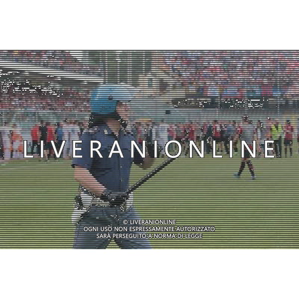 FOGGIA, PISA FINALE RITORNO PLAY OFF 12-06-2016 NELLA FOTO: SOSPENSIONE DELLA PARTITA E LANCIO DI OGGETTI CON INVASIONE DI CAMPO DEI TIFOSI FOTO MOSCA- AG LIVERANI
