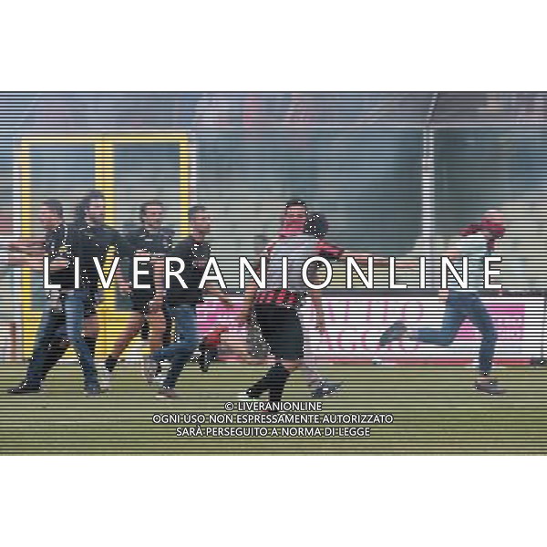 FOGGIA, PISA FINALE RITORNO PLAY OFF 12-06-2016 NELLA FOTO: SOSPENSIONE DELLA PARTITA E LANCIO DI OGGETTI CON INVASIONE DI CAMPO DEI TIFOSI FOTO MOSCA- AG LIVERANI